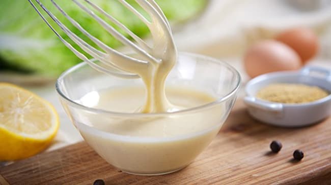 Vitamin E sẽ đảm nhận vai trò giữ ẩm và làm trắng da